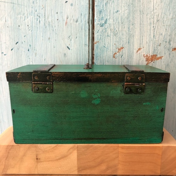 Mini Wells Fargo & Co. green trunk with nailed wooden trim & little metal latch - Picture 5 of 11